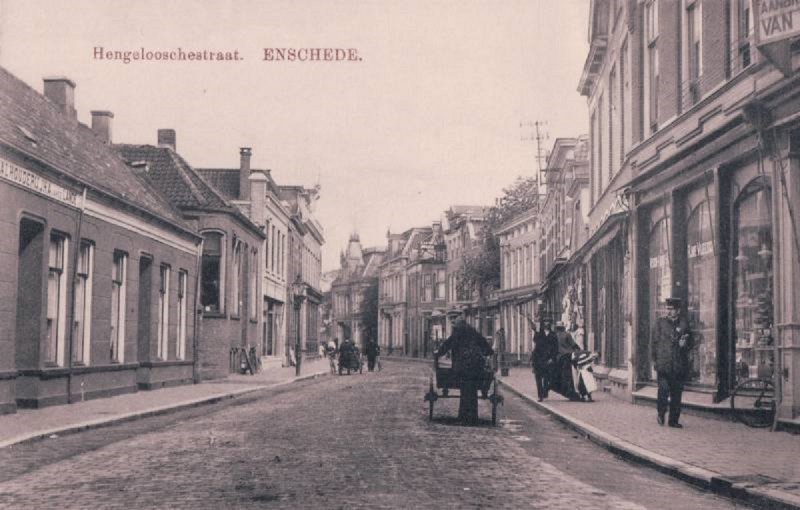 Hengelosestraat 9 nu Korte Hengelosestraat links stalhouderij van de Lande ca. 1920.jpg