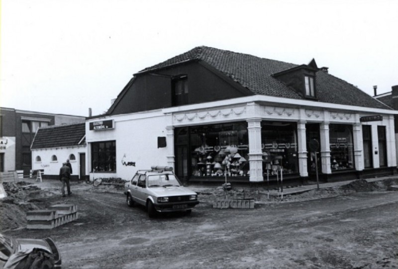 Lipperkerkstraat 42 hoek Gronausevoetpad met electro-lampenwinkel Altemühl 13-9-1984 vroeger pand kruidenier B.W. Lans.jpg