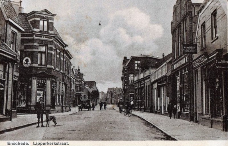 Lipperkerkstraat  links de Pluimstraat. Rechts hoek Gronausevoetpad kruidenier B.W. Lans. foto 1925.jpg