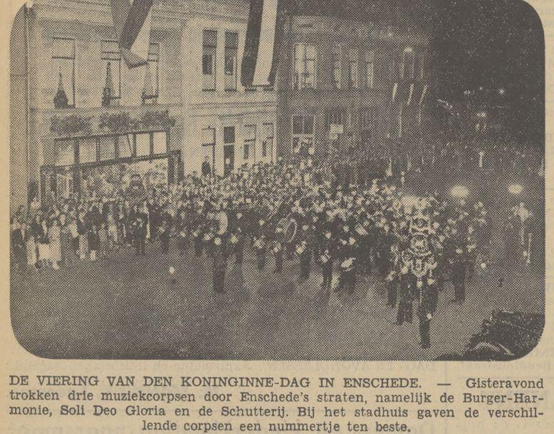 Langestraat Stadhuis Koninginnedag krantenfoto Tubantia 1-9-1937.jpg