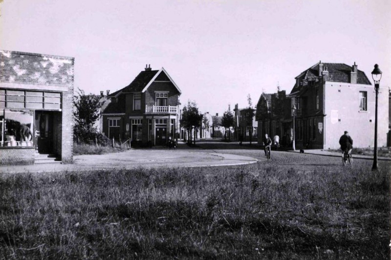 Brinkstraat in zuidelijke richting met links hoek Rietmolenstraat.(links slagerij Vogel.) 1947.jpg