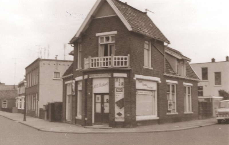 Brinkstraat hoekpand met winkel op de hoek met de Rietmolenstraat 1967.jpg