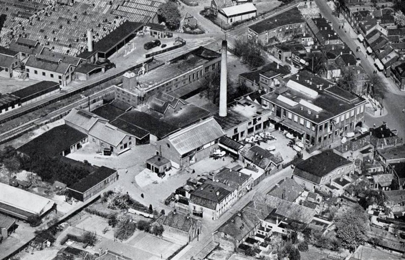 Hengelosedwarsstraat hoek Deurningerstraat Rechts de melkfabriek en daar tegenover het pand van slager Hemmink.jpg