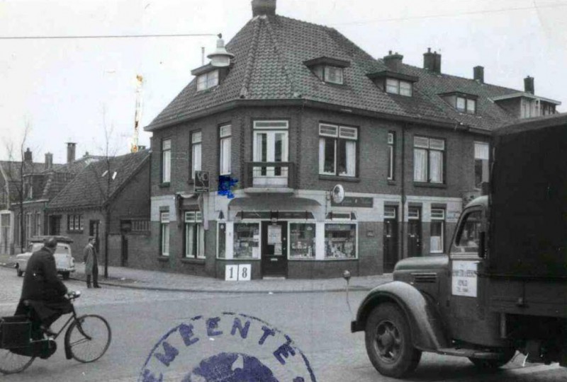 Kuipersdijk 100 hoek Wooldriksweg met winkelpand. 1959.jpg