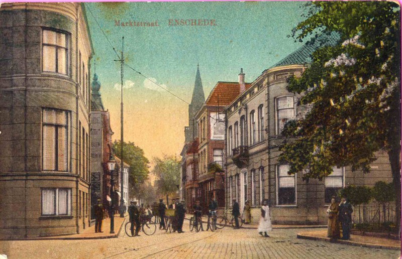 Marktstraat 12 links huis LasonderTer hoogte van de Noorderhagen, richting Markt 1910.jpg