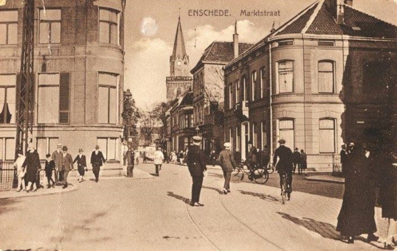 Marktstraat 12 links huis Lasonder 1925.jpg