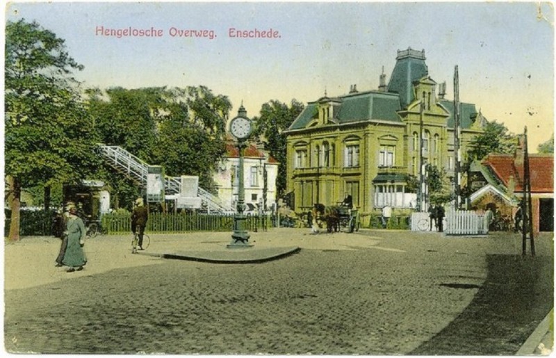 Hengelosestraat hoek Molenstraat 1  villa Ledeboer later Kleiboer. links voetbrug 1905.jpg