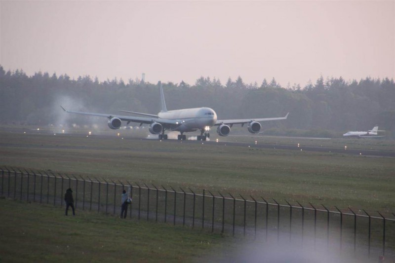 Veel publiek bij landing Airbus van Qatar Airways op vliegveld Twente.jpeg