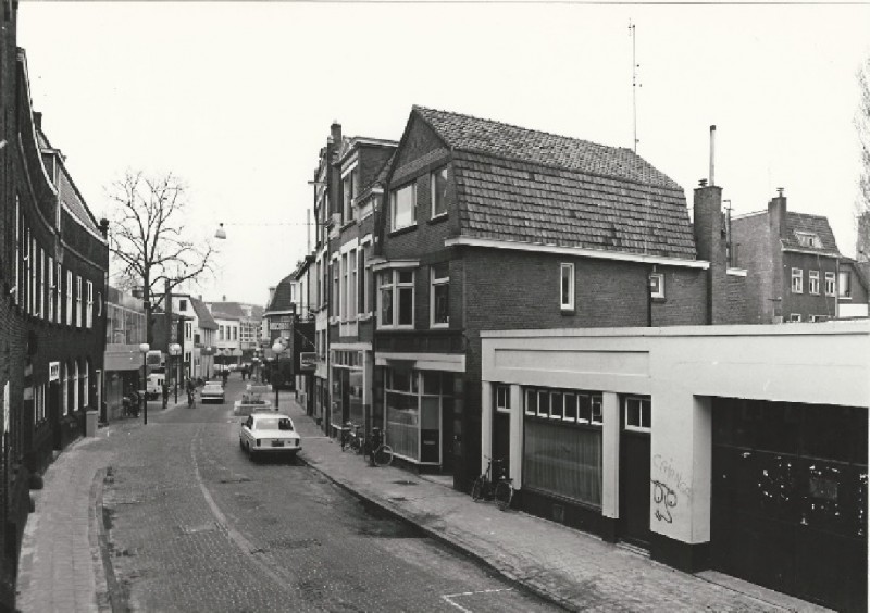 Noorderhagen 68 met o.a. links een stukje van de schouwburg Irene en rechts Discobar.jpg