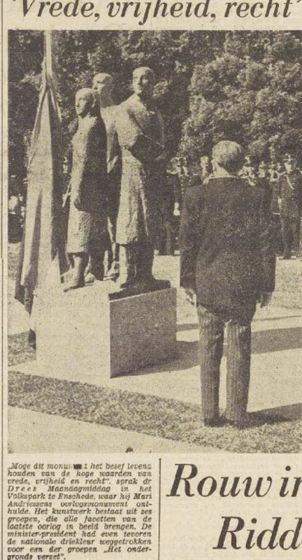 Volkspark Dodenherdenking  met Minister-President Drees krantenfoto 4-5-1953.jpg
