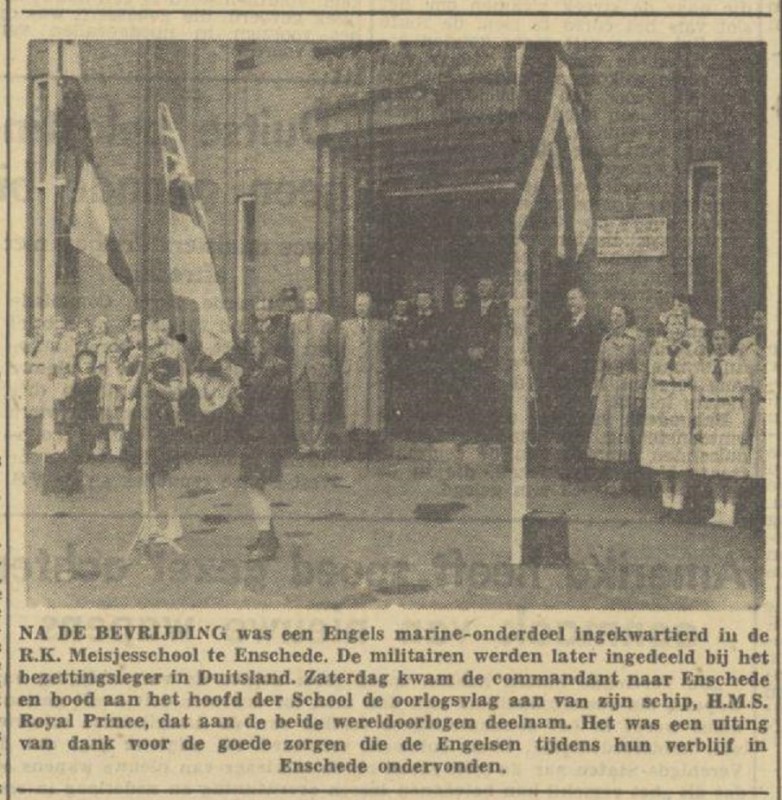 R.K. Meisjesschool  oorlogsvlag na de bevrijding krantenfoto Tubantia 24-4-1950.jpg