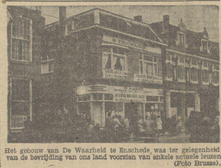 Oldenzaalsestraat Gebouw De Waarheid bevrijding krantenfoto 7-5-1945.jpg