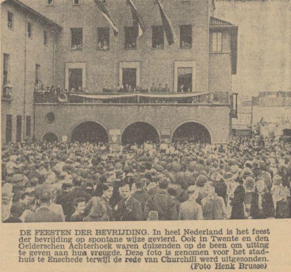 Langestraat Stadhuis bevrijdingsfeest krantenfoto Trouw 11-5-1945.jpg