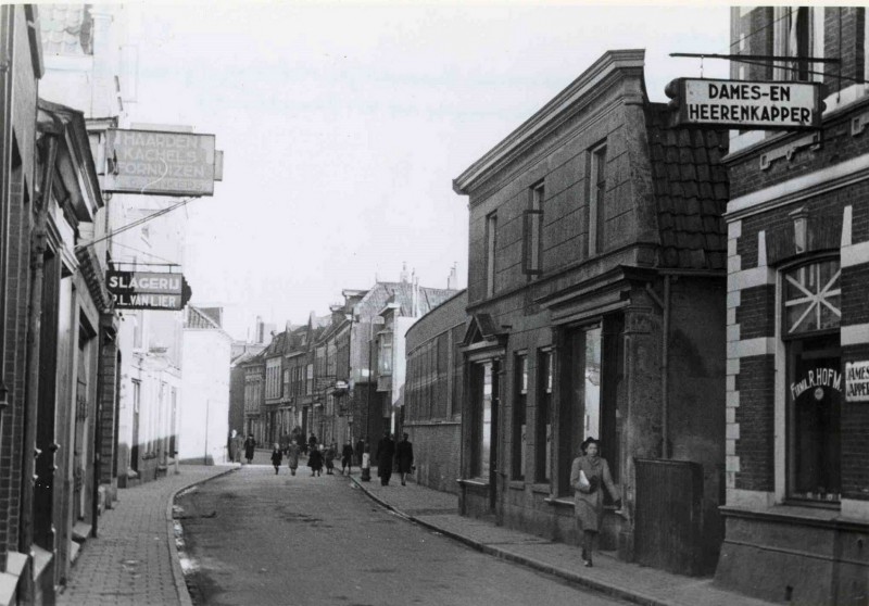 Kalanderstraat 38-42 links slager van Lieren en Jonkers haarden kachels fornuizen. rechts kapper Hofman en de laagbouw de kalanderij van Menko. feb. 1944.jpg