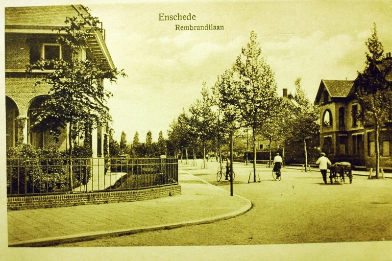 Rembrandtlaan 51-53 rechts (later M.H. Tromplaan) Hoek Stadsmatenstraat vanaf Volkspark..JPG