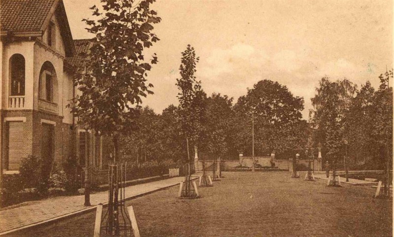 Rembrandtlaan 51-53 Links villa, achter hoofdingang Volkspark Stadsmatenstraat 1918.jpg