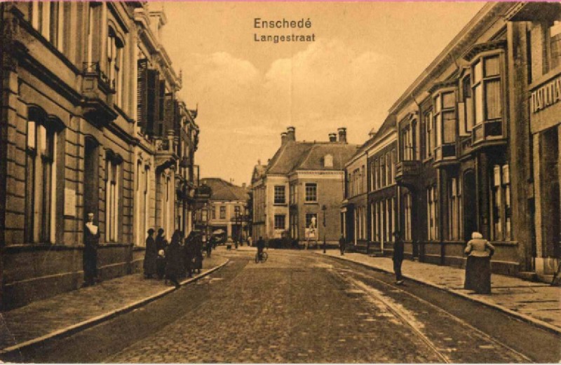 Langestraat 13 rechts pand v.d. Loeff.  tramlijn en in het midden het Blijdensteinhuis 1915.jpg