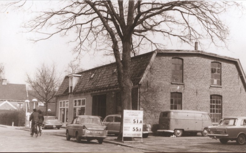 Borstelweg 1 Voor- en zijgevels bedrijfspand met tankstation 1967.jpg
