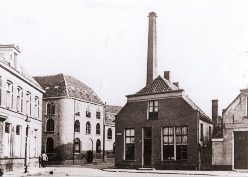 Willemstraat met op de achtergrond de vierkante fabriekspijp van Menko 1920.jpg