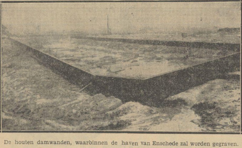 Haven van Enschede. Houten damwanden waarbinnen de haven wordt gegraven. krantenfoto 9-11-1935.jpg