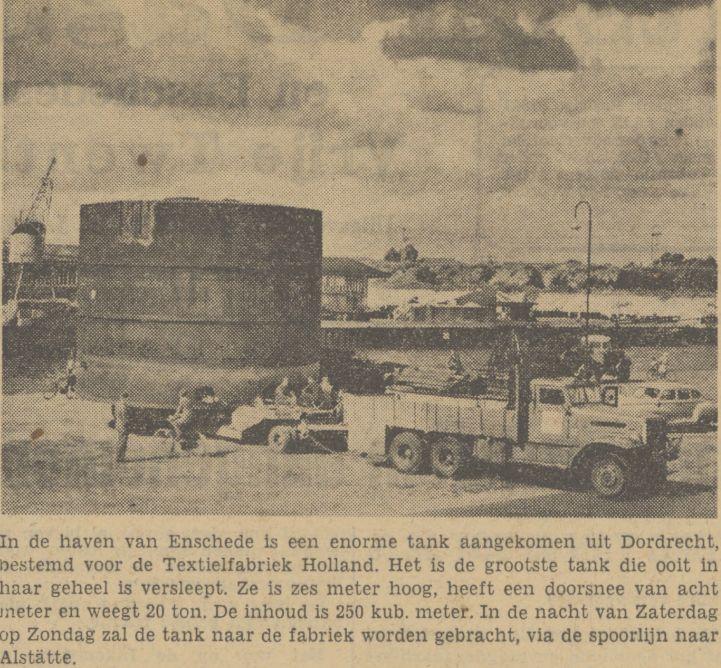 Haven van Enschede. Tank voor Textielfabriek Holland. krantenfoto Tubantia 14-7-1951..jpg