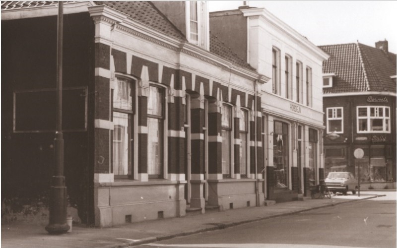 Oldenzaalsestraat 83-87 Voorzijde woningen en winkels, o.a. H. Obdeijn, Bervoets, Bally. Rechts is de ingang naar de Van Lochemstraat zichtbaar 1967.jpg