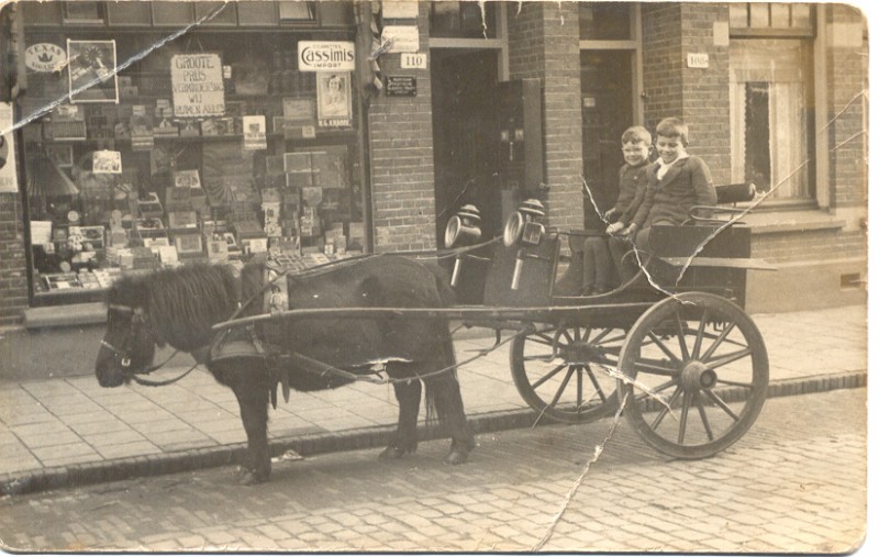 1931(-33)  Henk en Cor op de bok.jpg