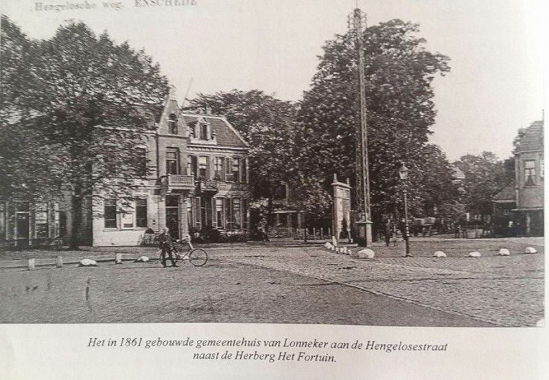 Hengelosestraat 52-54 Gemeentehuis Lonneker naast de Herberg Het Fortuin.jpg