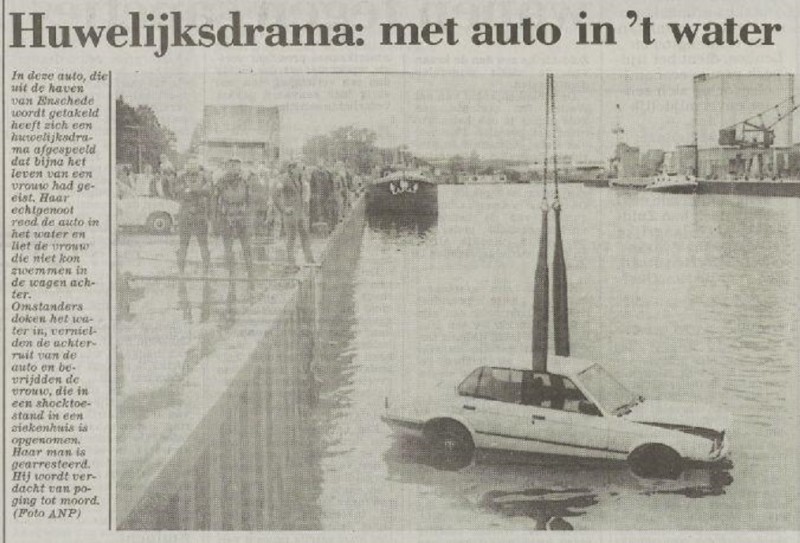 Haven Enschede auto in water. krantenfoto Vrije Volk 9-9-1986.jpg