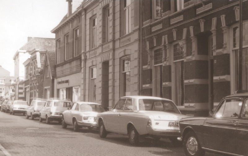 Noorderhagen 36 Voorzijde panden, met rechts o.a. winkel De Moderne Woning. 1967.jpg