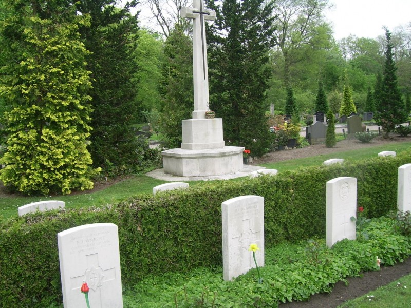 oorlogsgraven Oosterbegraafplaats Noord Esmarkerrondweg(5).jpg