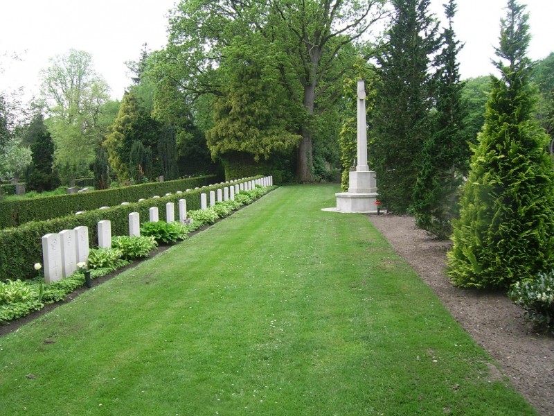 oorlogsgraven Oosterbegraafplaats Noord Esmarkerrondweg(3).jpg