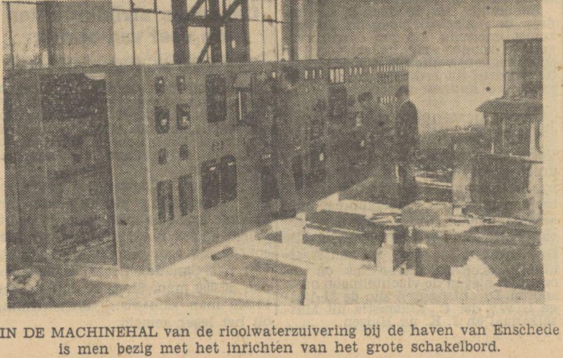 Haven van Enschede. Machinehal van de rioolwaterzuivering. krantenfoto Tubantia 12-9-1950.jpg