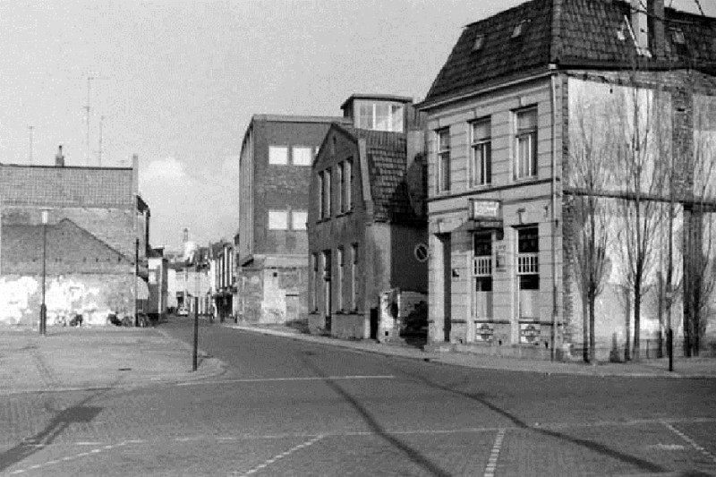 Kalanderstraat hoek Willemstraat en Beukinkstraat met rechts café GEVI.jpg