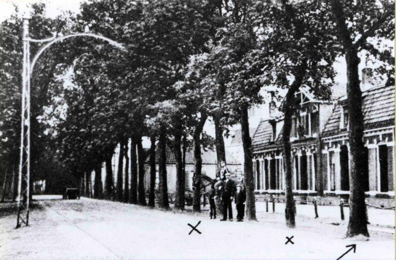 Rijksweg nu Gronausestraat Marechauseekazerne 1904.jpg