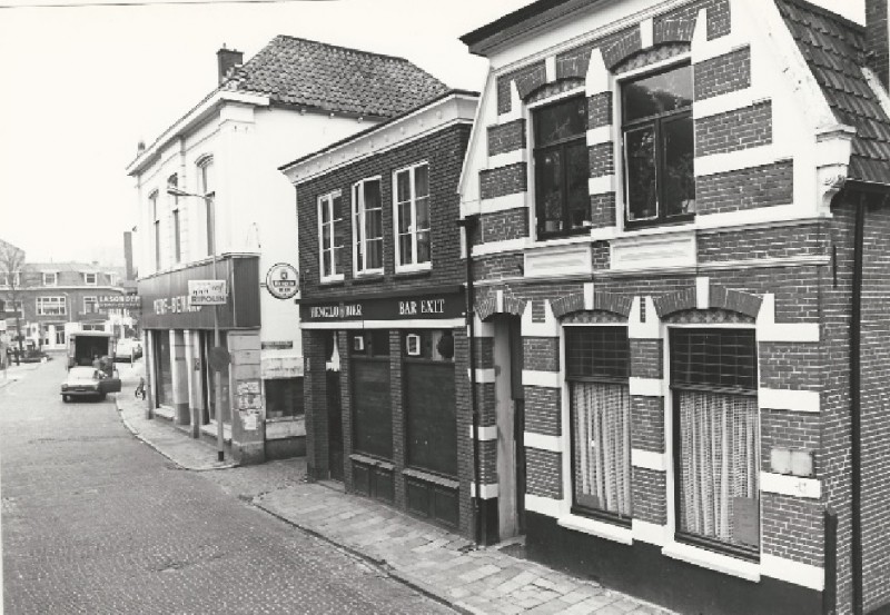 Noorderhagen 48, 46, 44 Winkel van Lasonder Verf en Behang en een bar. Tussen beide panden loopt de Knibbelbrugsteeg. 1981.jpg