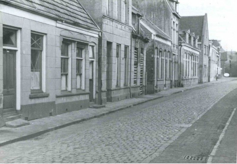 Wilhelminastraat gezien in oostelijke richting naar Hoog en Droog.  jan. 1944.jpg
