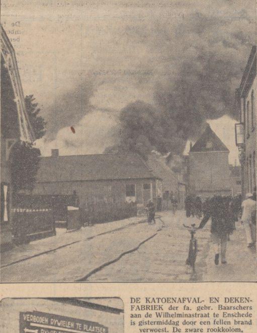 Wilhelminastraat 129 Katoenafval- en Dekenfabriek Ra. Gebr. Baarschers door brand verwoest. Krantenfoto 21-12-1933.jpg