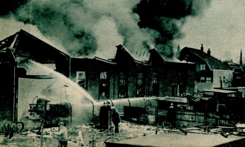 Wilhelminastraat 129. De dekenfabriek van de firma Gebr. Baarschers werd door brand verwoest. dec. 1933.jpg