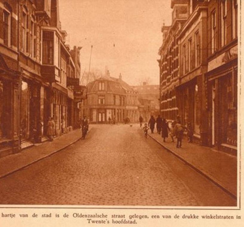 Oldenzaalsestraat 8 rechts vroeger woonhuis H. Menko. Midden nr. 21 hoek Noorderhagen striekiezer.jpg