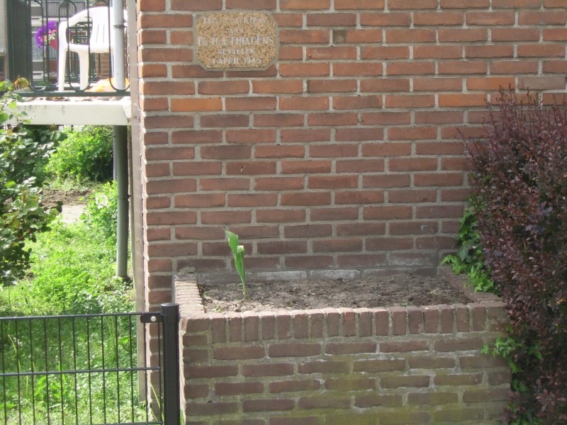 plaquette met bloembak hoek  Dr. H. A. Thiadensstraat  Speenkruidstraat 21.jpg