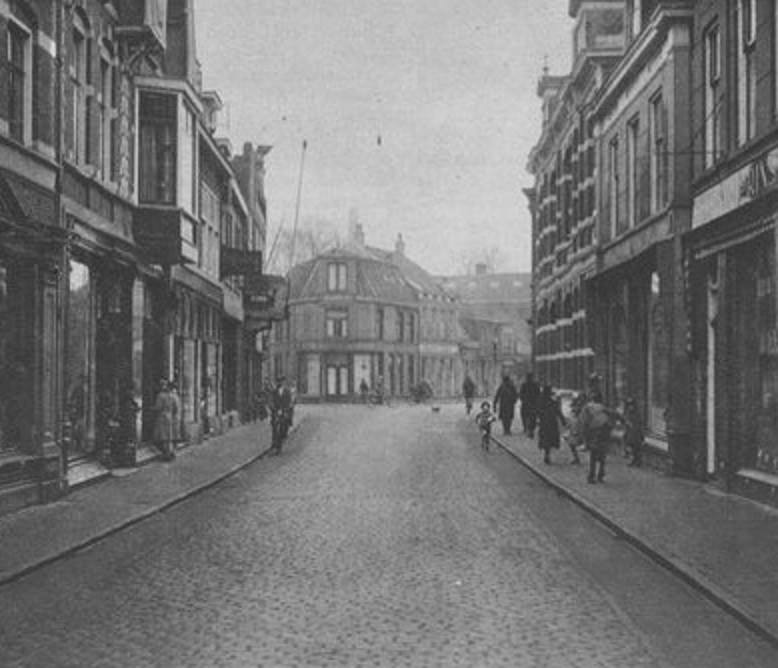Oldenzaalsestraat 8-10 rechts huizen Menko 1931.jpg