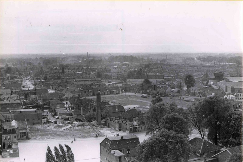 Zuiderhagen 93 textielfabriek van S.I. Menko met de kenmerkende vierkante fabriekspijp 1946.jpg