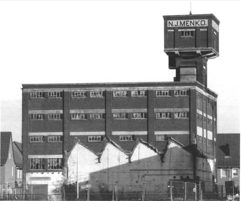 Roomweg Het opslaggebouw met de sprinklertoren van  de firma N.J.  Menko uit 1912..jpg