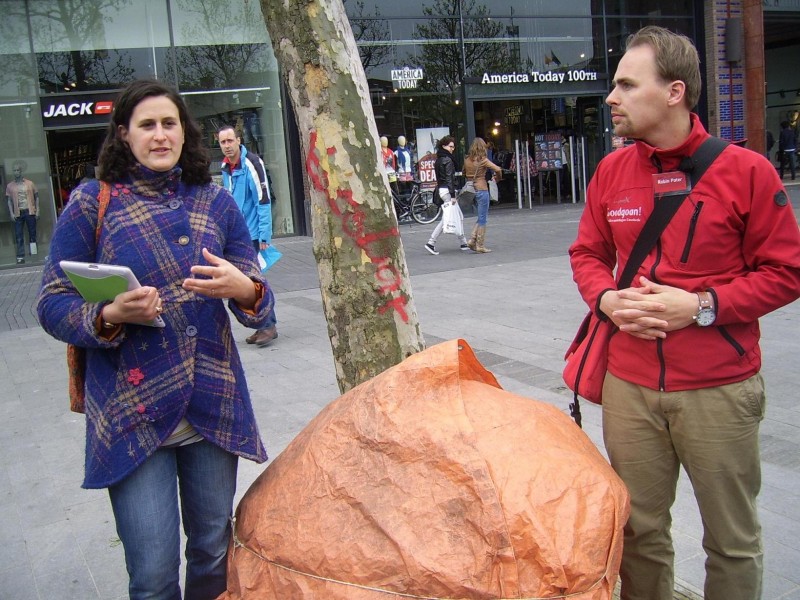 1 stadsgids Robin Pater en Sabine Hartman van het stadsarchief.JPG