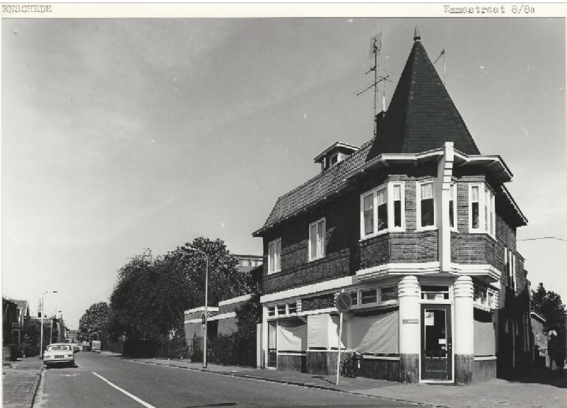 Emmastraat 8a Fraai hoekhuis, een zgn. striekiezer 22-5-1980 vroeger slagerij Poppert's.jpg