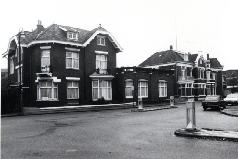 Nijverheidstraat 1-5 Kruispunt Hoedemakerplein van Galenstraat met herenhuizen1974.jpg