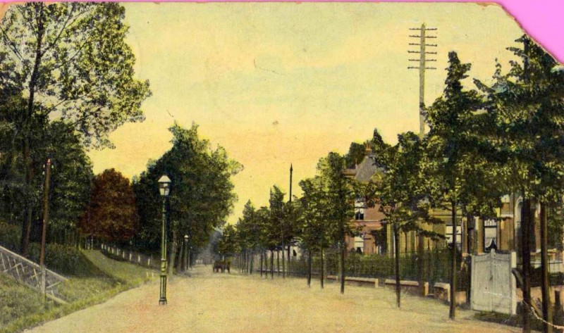 Parkweg herenhuizen tegenover station omstreeks 1900..jpg