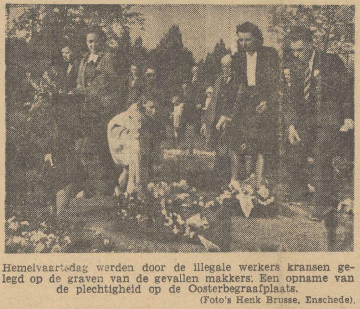 Oosterbegraafplaats kransen op graven krantenfoto De Waarheid 12-5-1945.jpg