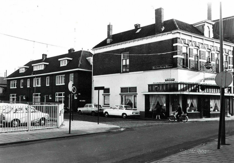 Oldenzaalsestraat 62 hoek Hoge Bothofstraat met cafetaria Lucullus. mei 1971. Vroeger pand slager .K. Muller.jpg